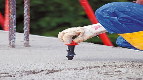 The Screw-On Sleeve M16/164 is inserted into the fresh concrete requiring only two turns of the sleeve and applying gentle pressure. The end cap is used here as a handhold and reliably protects the inner thread. The slab feet for the PROKIT side protection can be securely mounted by means of commercially available M16 bolts without any subsequent drilling.