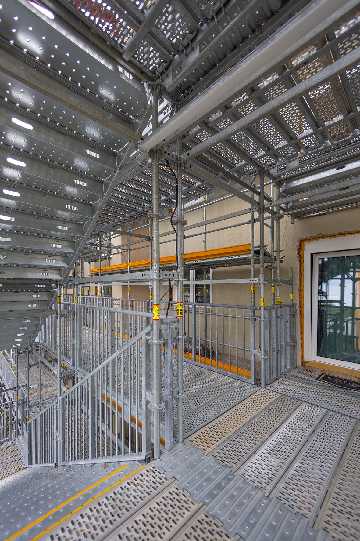 Das metrische 25-cm-Systemraster von PERI UP und die lösungsbezogenen Bauteile der PERI UP Treppe Public vereinfachen den Montageaufwand und reduzieren Nacharbeiten.