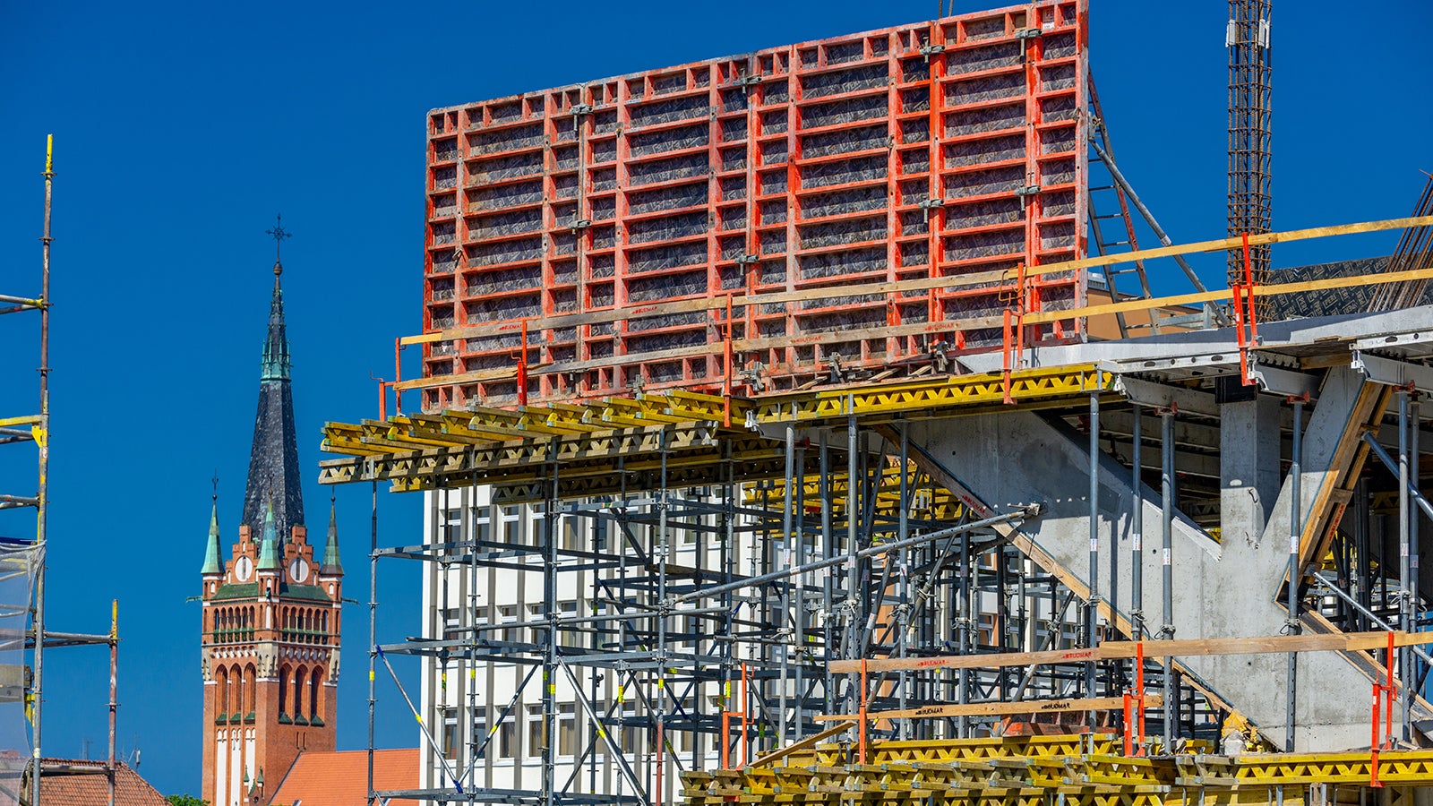 TRIO permite hormigonar muros de hasta 3,30 m utilizando solo dos puntos de anclajes.