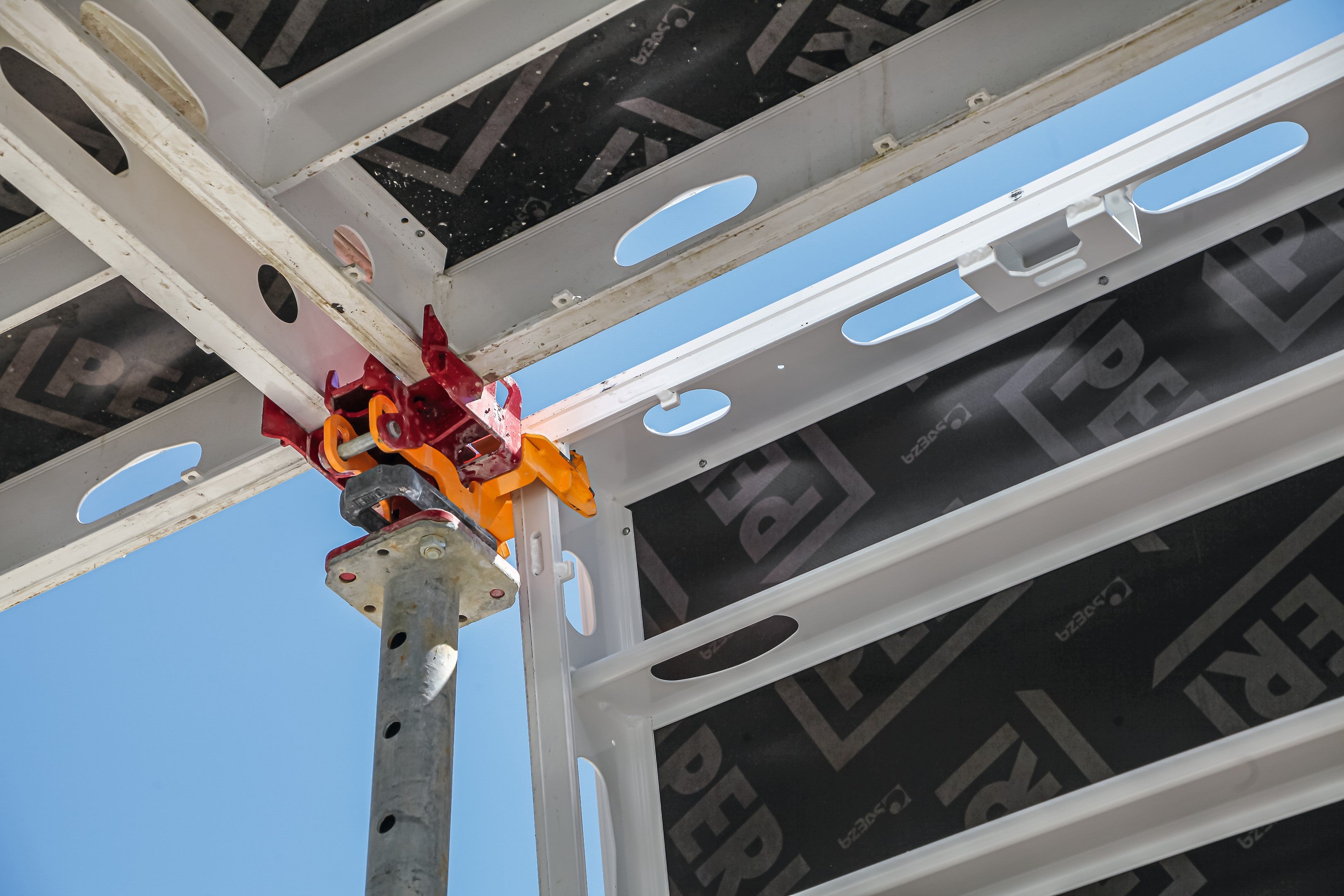 Using the lowering head, you will be able to strike the panels after a short period of time, moving them and the heads for the next pouring section.