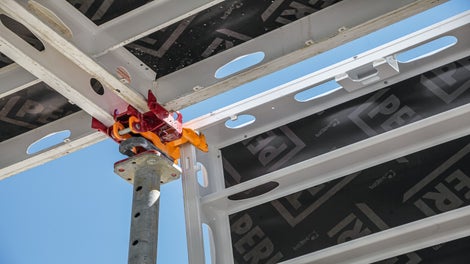 Using the lowering head, you will be able to strike the panels after a short period of time, moving them and the heads for the next pouring section.