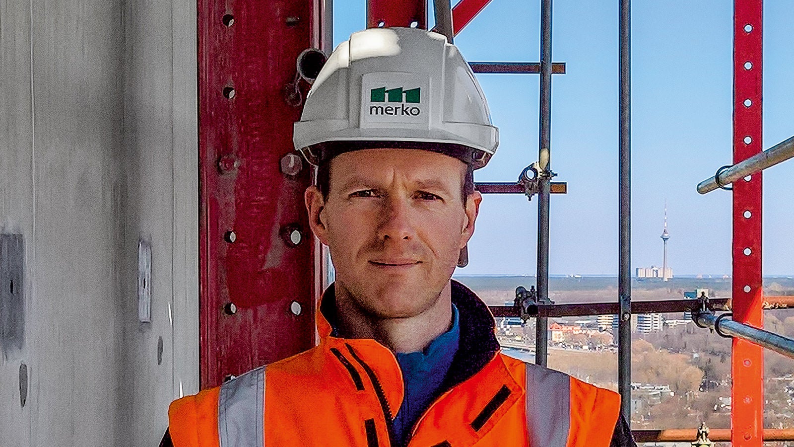 TIME IS MONEY – is the central point of the benefits when building with PERI. We achieve maximum speed. PERI was chosen as a formwork supplier due to our previous long-term positive and successful cooperation. They are fast, professional and helpful which makes them a reliable partner. Hydraulically movable wind protection panels and platforms ensure an advantage in all weather conditions and at any given time. A crane can very often not be used due to very strong winds but despite this, we are able to move the wind protection panel together with the wall formwork to the next cycle. Using MAXIMO Wall Formwork enables us to save on one worker. In case of SKYDECK, incorrect usage of the anchoring is ruled out. Additional props are not necessary and the prop spacing is large enough in order to transport equipment on the floor. Last but not least PERI stands out through its technical expertise. Technological support, know-how and quick answers are what PERI always provides.”