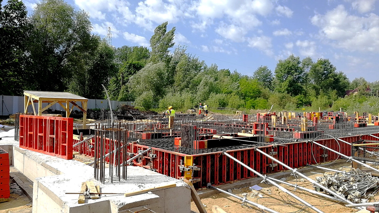 Deskowanie fundamentów sali widowiskowej i hali sportowej 