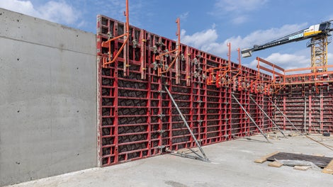 Mit der MAXIMO Rahmenschalung ließen sich Unterzüge und Außenwände wirtschaftlich schalen.