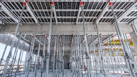 Thanks to the systematic assembly sequence, the SKYDECK Panel Slab Formwork facilitated fast and safe forming of the slabs in the areas between the beams – the panel size determined the position of the props which eliminated the need for any measuring. For larger supporting heights, SKYDECK was also used with MULTIPROP MP&nbsp;625 Props.