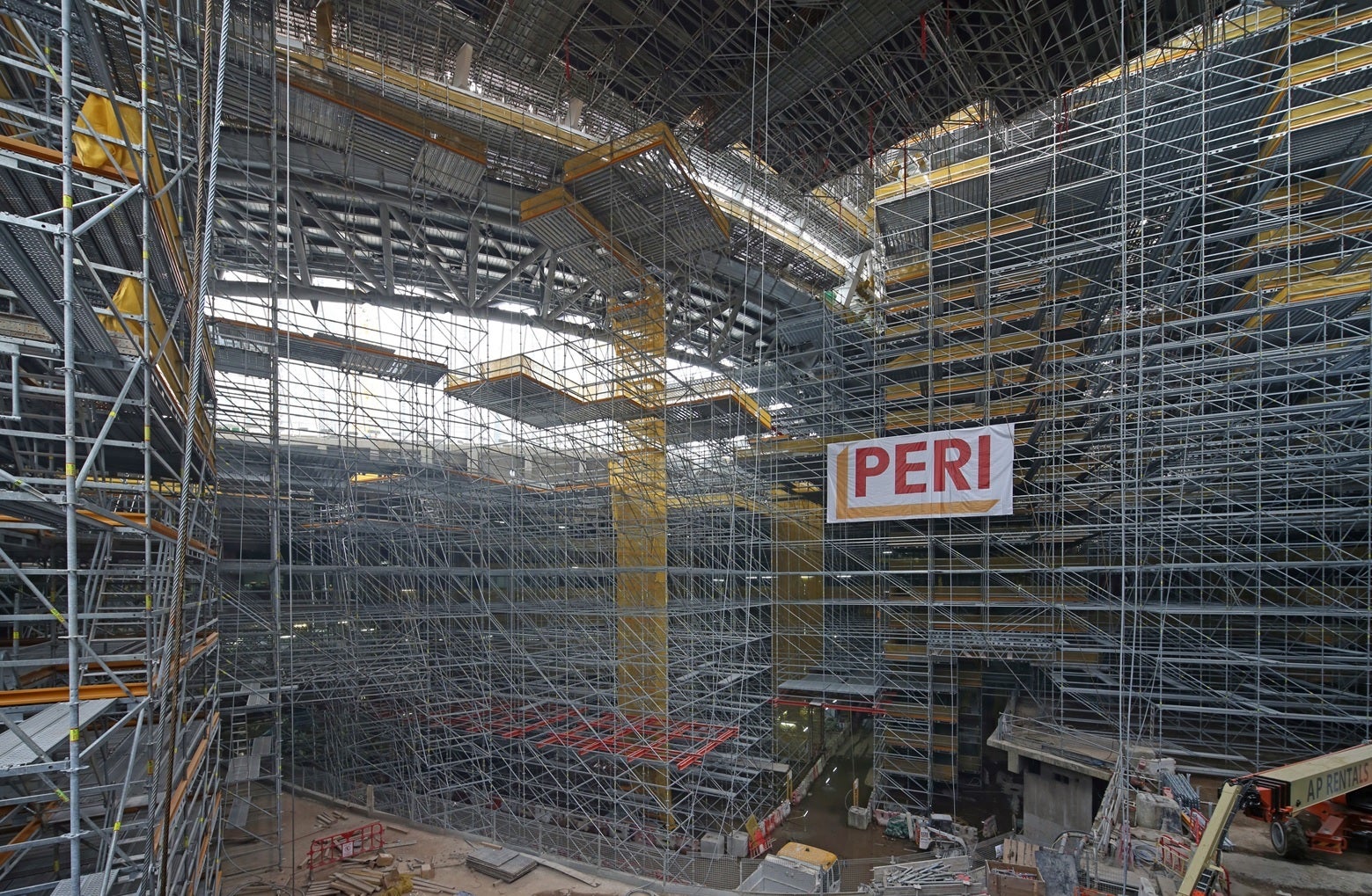 Overview of 2,000 tonnes of PERI UP access scaffold on the Express Rail Link Project