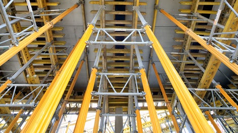 Podparcie prefabrykowanego stropu oraz belek na podporach MULTIPROP, pozwalało na łatwy i szybki montaż.<br/>