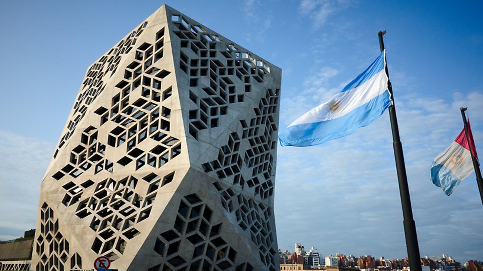 The design of the Centro Cívico del Bicentenario de Córdoba is the work of GGMPU Arquitectos and Lucio Morini. It impresses with its sloping concrete facades with irregularly arranged, diamond-shaped window recesses. The striking, sloping edges are reminiscent of a cut diamond. Photo: iStock.com/Vitalii Karas