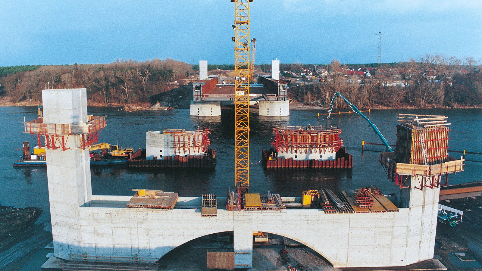 Les culées du pont dit « Strombrücke » ont été réalisées avec les systèmes de coffrage de voile VARIO GT 24 et TRIO, le système grimpant KG et le système MULTIPROP.