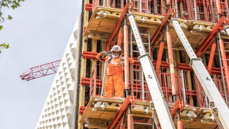 Chaufferie biomasse à Montpellier : un coffrage VARIO équipé de matrices bois recouvertes d’une résine époxy ont aidé à réaliser les voiles extérieurs en béton blanc de 13 m de haut de cette toute nouvelle chaufferie biomasse au coeur de Montpellier. Le TRIO a permis de couler les voiles intérieurs sur la même hauteur. (Photo : PERI SE)<br/>