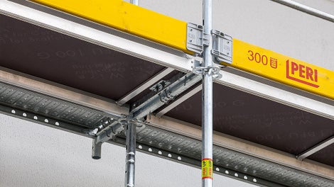 Both the combi decking with a 66 cm width as well as the 33 cm wide steel decks are designed with the integrated lock against lift off. They can be removed at any time. Without exception, all decking covers the entire system width; there are no gaps between the decks.