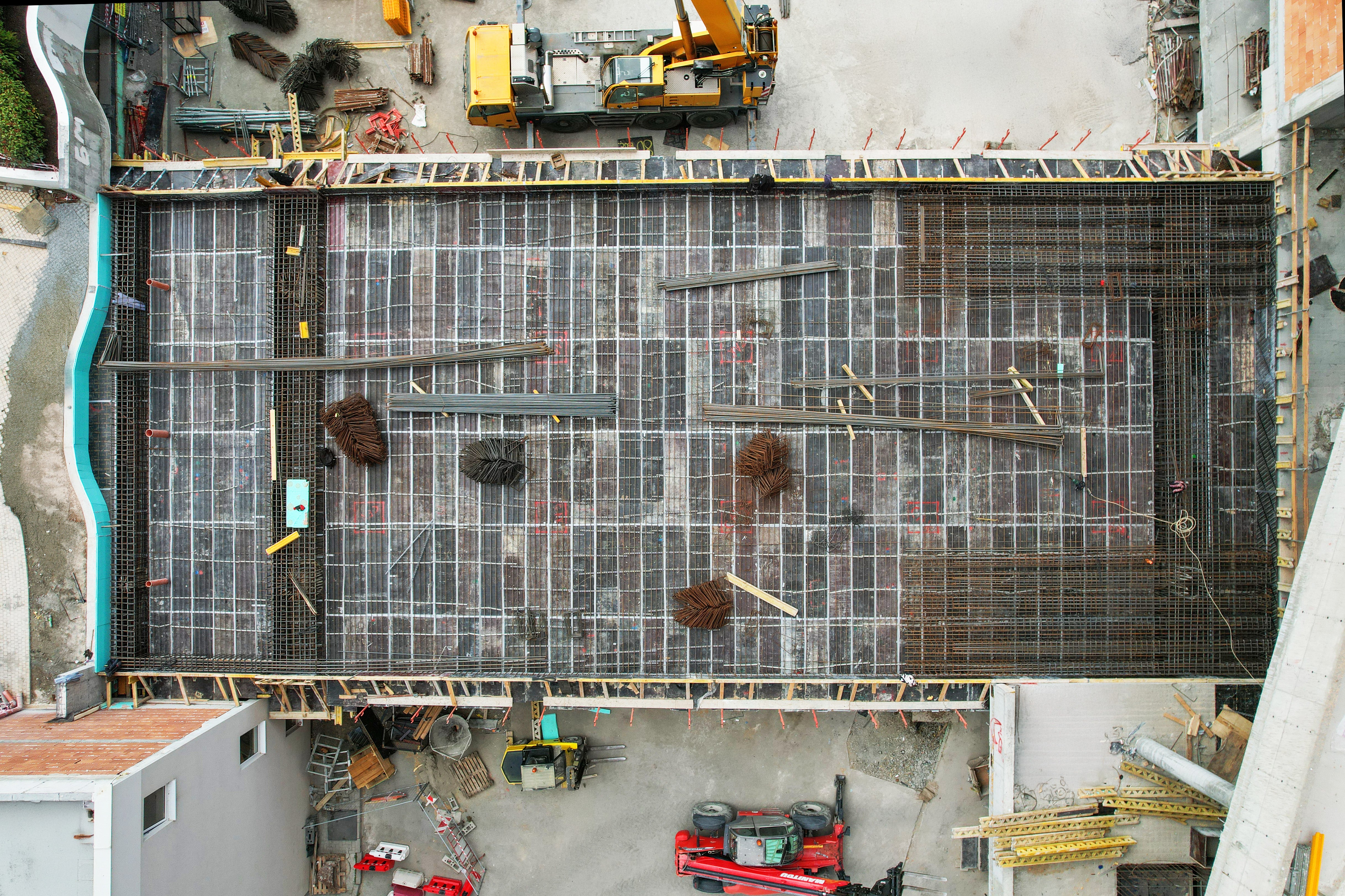 Пасарелката впечатлява не само с конструктивната си сложност, но и с естетическата си роля в жилищната среда.