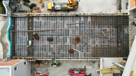 Пасарелката впечатлява не само с конструктивната си сложност, но и с естетическата си роля в жилищната среда.