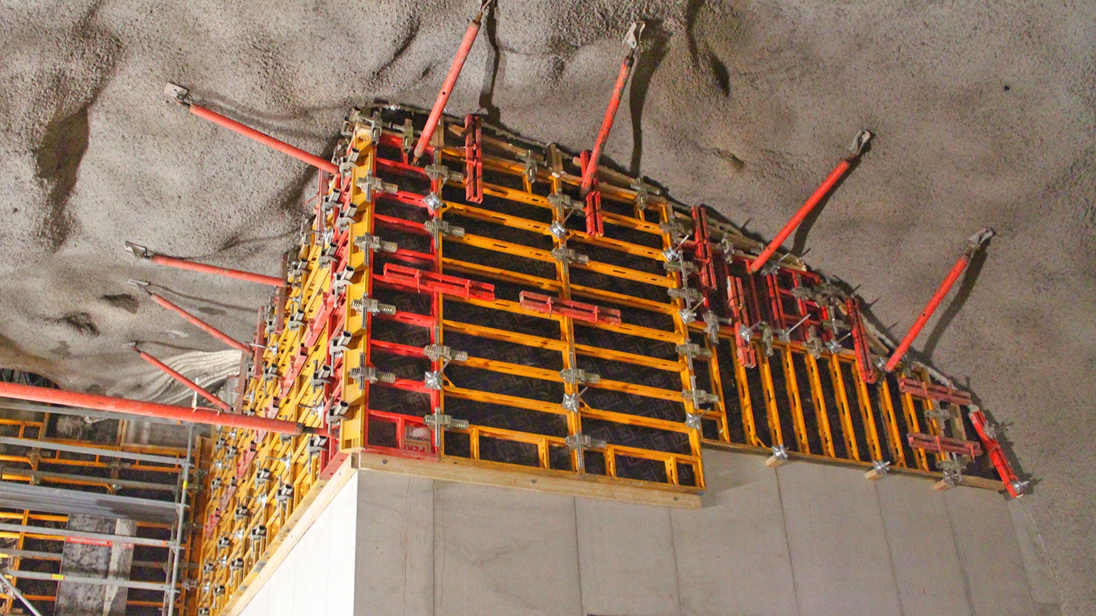 Kevyt DOMINO-seinämuotti on käytännöllinen ahtaissa tiloissa, joissa nostureille ei ole tilaa. Esimerkiksi alumiininen 250 cm x 100 cm elementti painaa alle 60 kg.