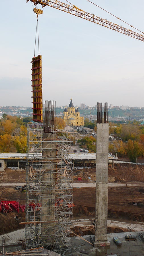 Крупногабаритные элементы опалубки перемещались одним крановым циклом благодаря специальным сверхмощным грузозахватным приспособлениям, гарантирующим безопасную и надежную работу.