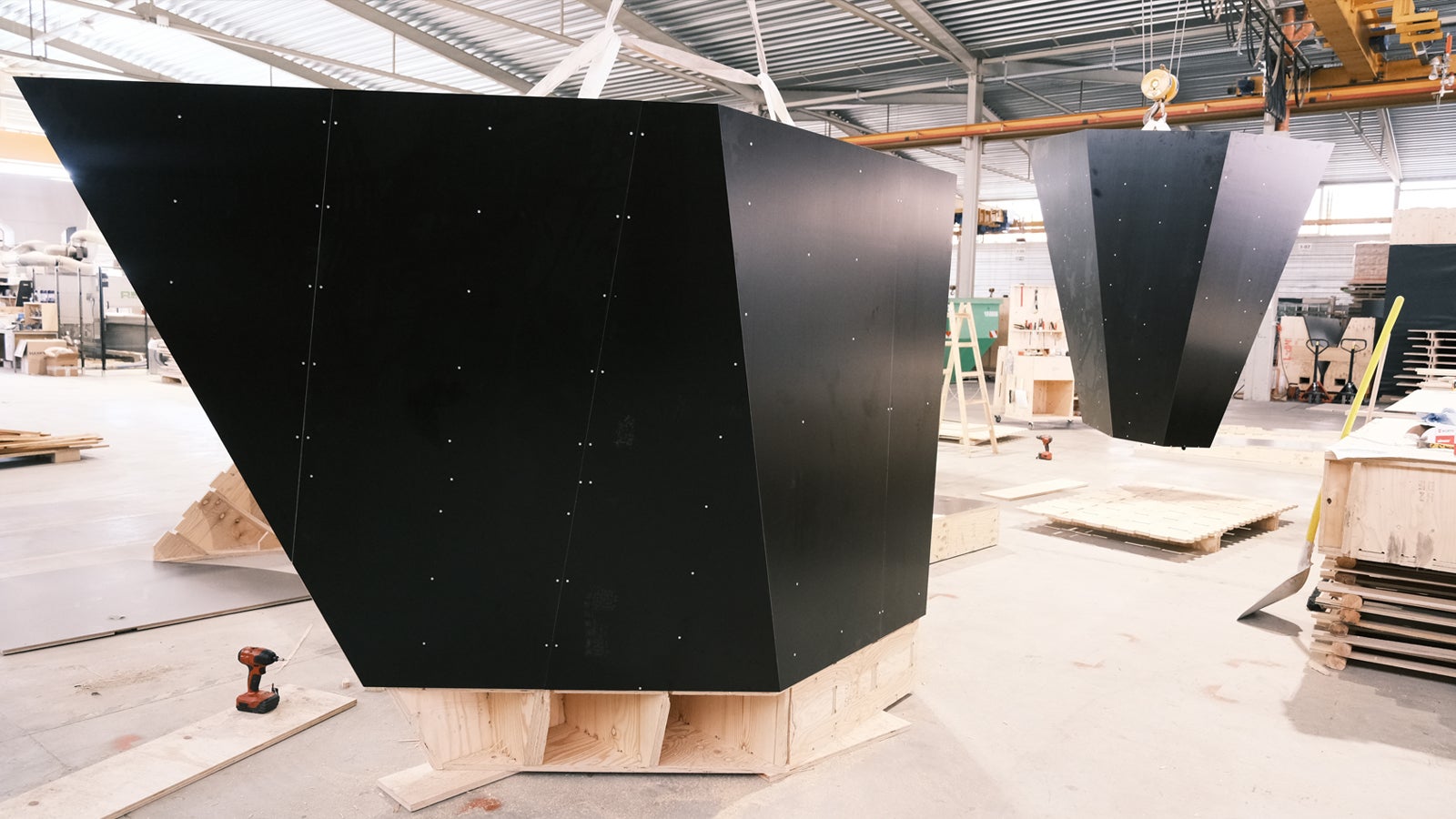 Voor een project in Tsjechië werd de bekisting al geassembleerd en daarna pas op transport geplaatst.