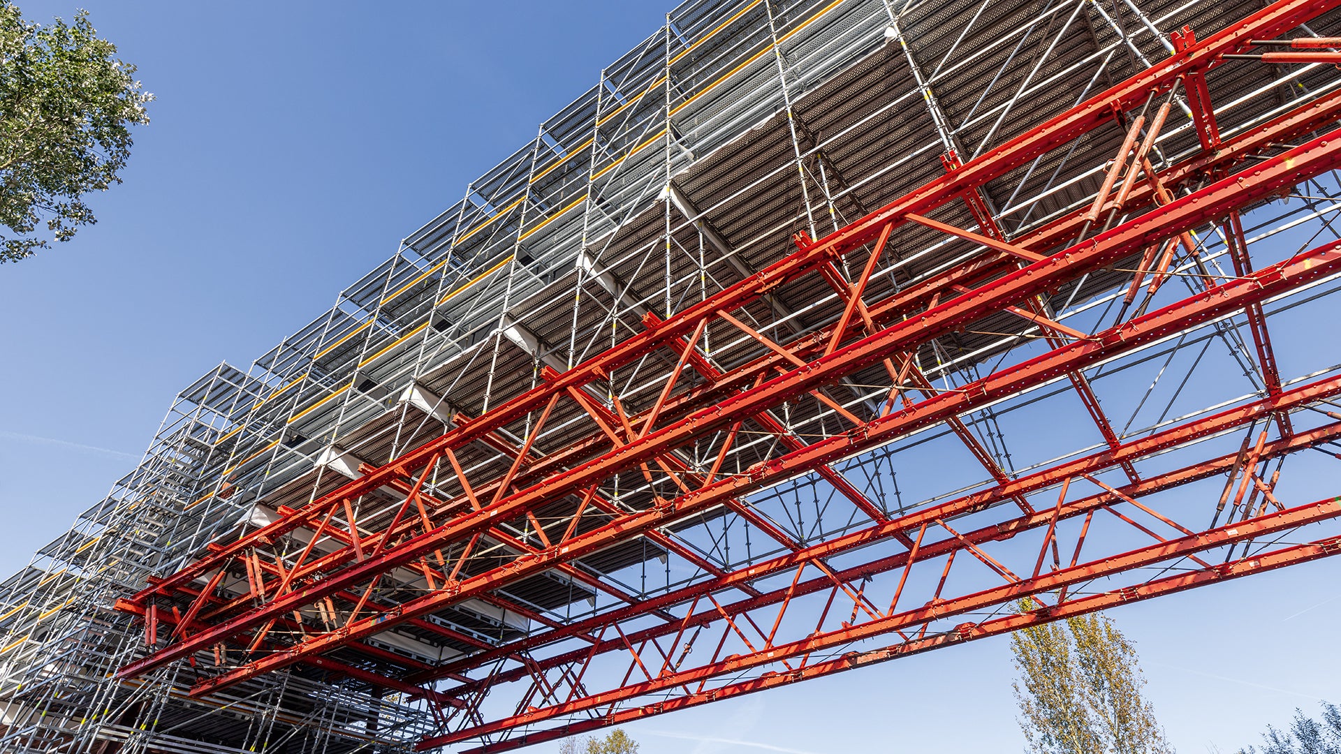 Die Systembauteile des Gerüst- und des Ingenieurbaukastens basieren auf einem metrischen Grundraster und lassen sich, auch aufgrund standardisierter Verbindungsmittel, nahezu unbegrenzt miteinander kombinieren.