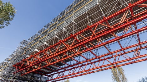 Die Systembauteile des Gerüst- und des Ingenieurbaukastens basieren auf einem metrischen Grundraster und lassen sich, auch aufgrund standardisierter Verbindungsmittel, nahezu unbegrenzt miteinander kombinieren.