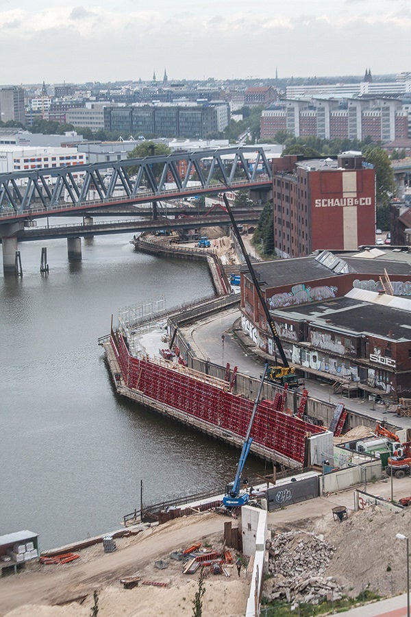 Um den Hochwasserschutz während der gesamten Bauzeit sicherzustellen, wurde die bestehende Hochwasserschutzanlage erst nach Errichtung der neuen Schutzwand rückgebaut.
