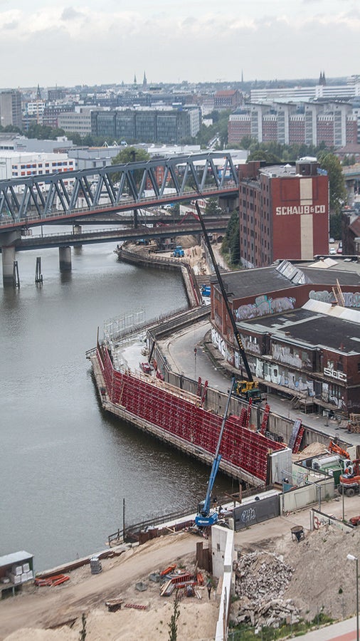 Um den Hochwasserschutz während der gesamten Bauzeit sicherzustellen, wurde die bestehende Hochwasserschutzanlage erst nach Errichtung der neuen Schutzwand rückgebaut.