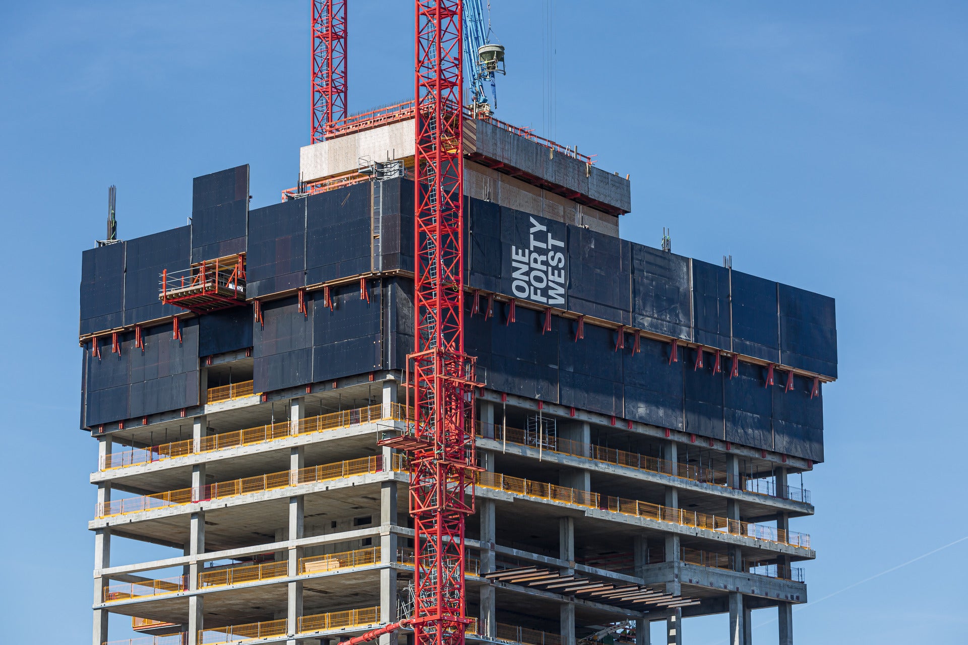 Zur Absicherung am Bühnenrand kann wahlweise auf ein Klettergerüst oder eine Kletterschutzwand zurückgegriffen werden<br/>