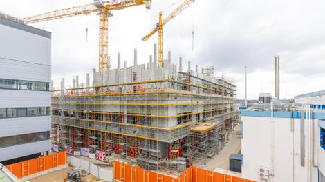 Nur wenige Monate nach Baubeginn war der Rohbau des Labor- und Produktionsgebäudes fertiggestellt. 