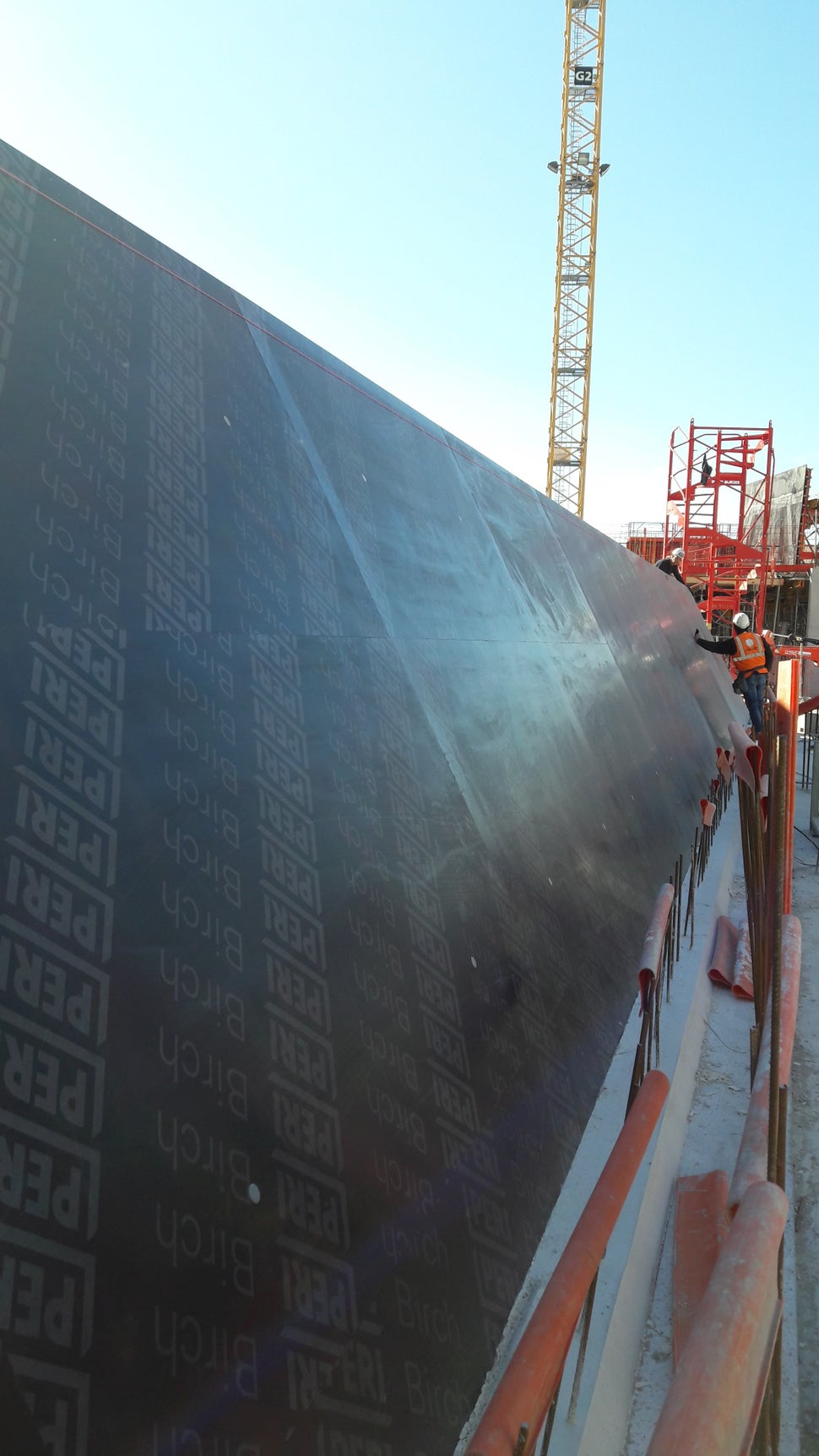 Montage du &quot;starter&quot; incliné (partie basse du coffrage incliné de la 1ère levée)