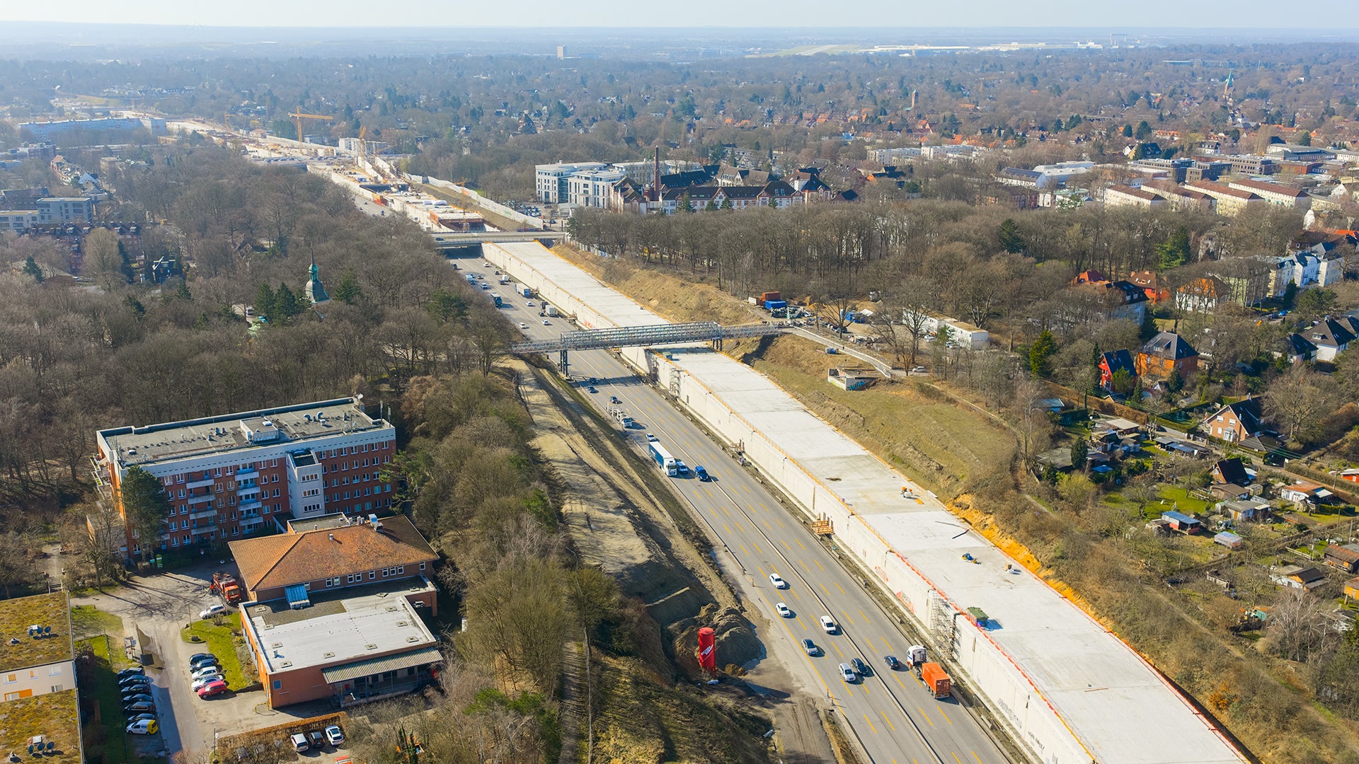 Der 2,23 km lange Lärmschutztunnel in Hamburg-Altona wird nördlich angrenzend an den Elbtunnel in offener Bauweise errichtet.