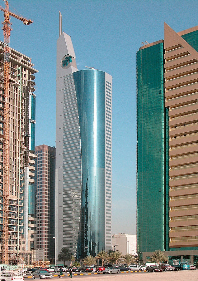 A construção da torre do século XXI de 269 m de altura foi concluída em 2003. Na época, o arranha-céu era o edifício mais alto do mundo.
