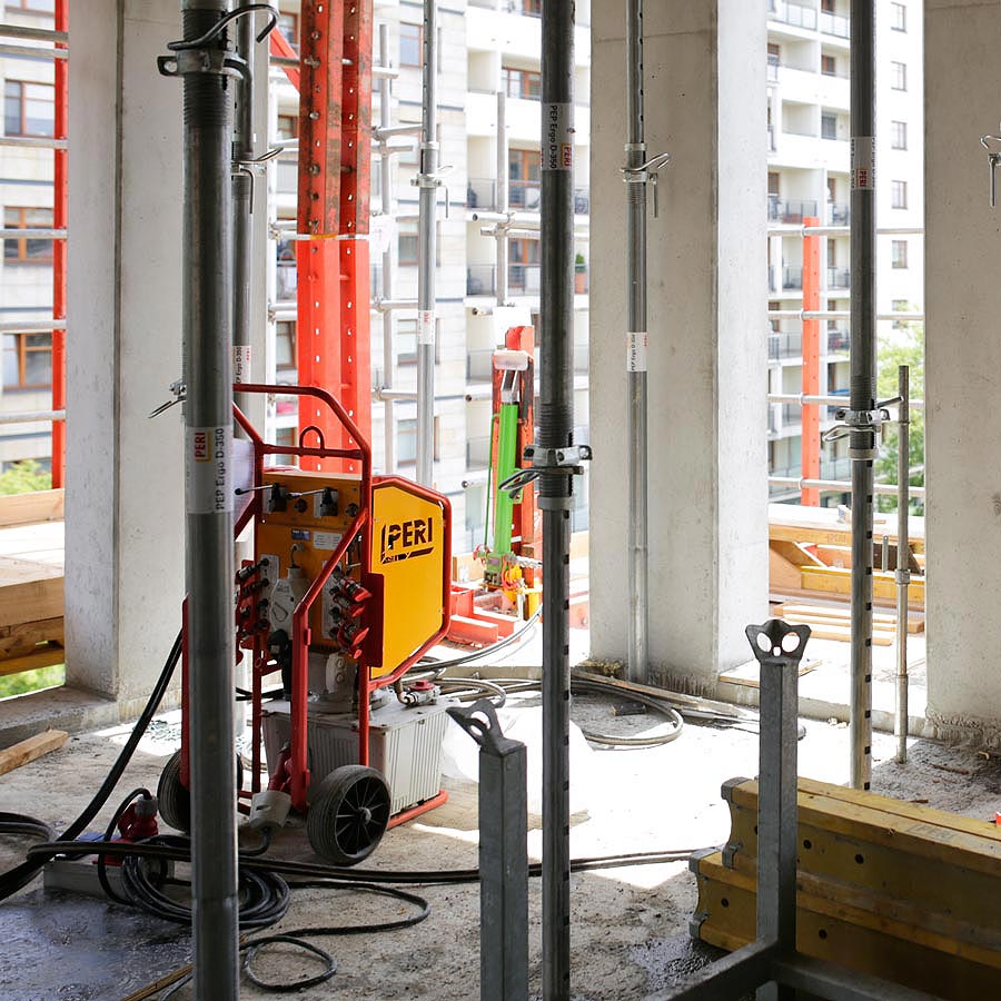 Niepozorny element systemu RCS - przenośny zestaw hydrauliczny - spełnia bardzo ważną rolę, umożliwia bowiem wspinanie jednostek bez użycia żurawia.