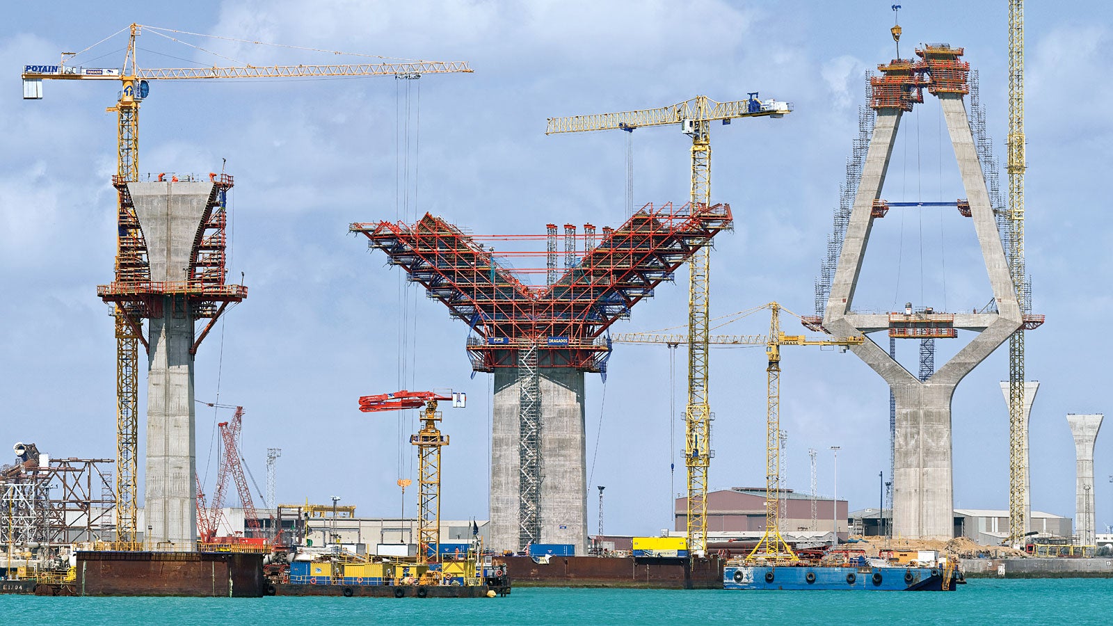Todo o projeto da ponte, com todos os pilares, pilares e superestrutura, apresentava uma ampla gama de fases de construção.