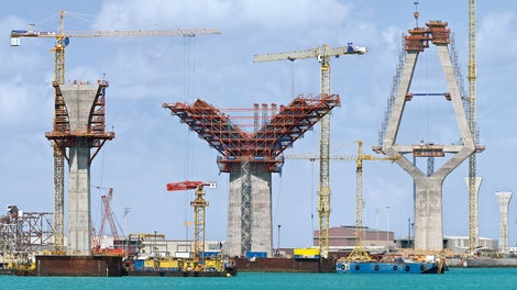 Todo o projeto da ponte, com todos os pilares, pilares e superestrutura, apresentava uma ampla gama de fases de construção.