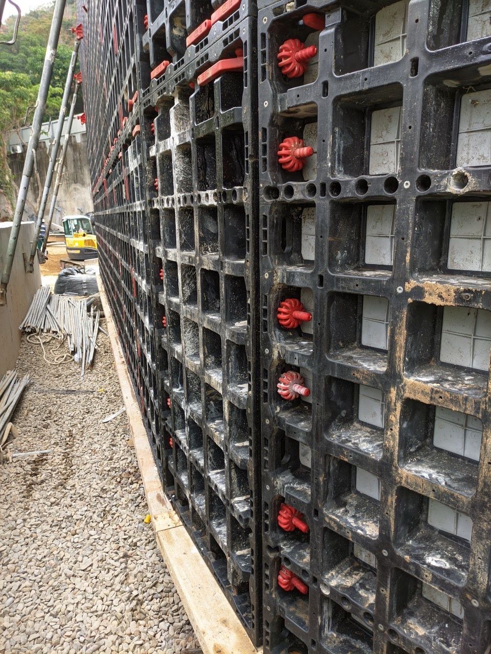 The DUO panels can be connected without any extra tools even under more complicated structures.