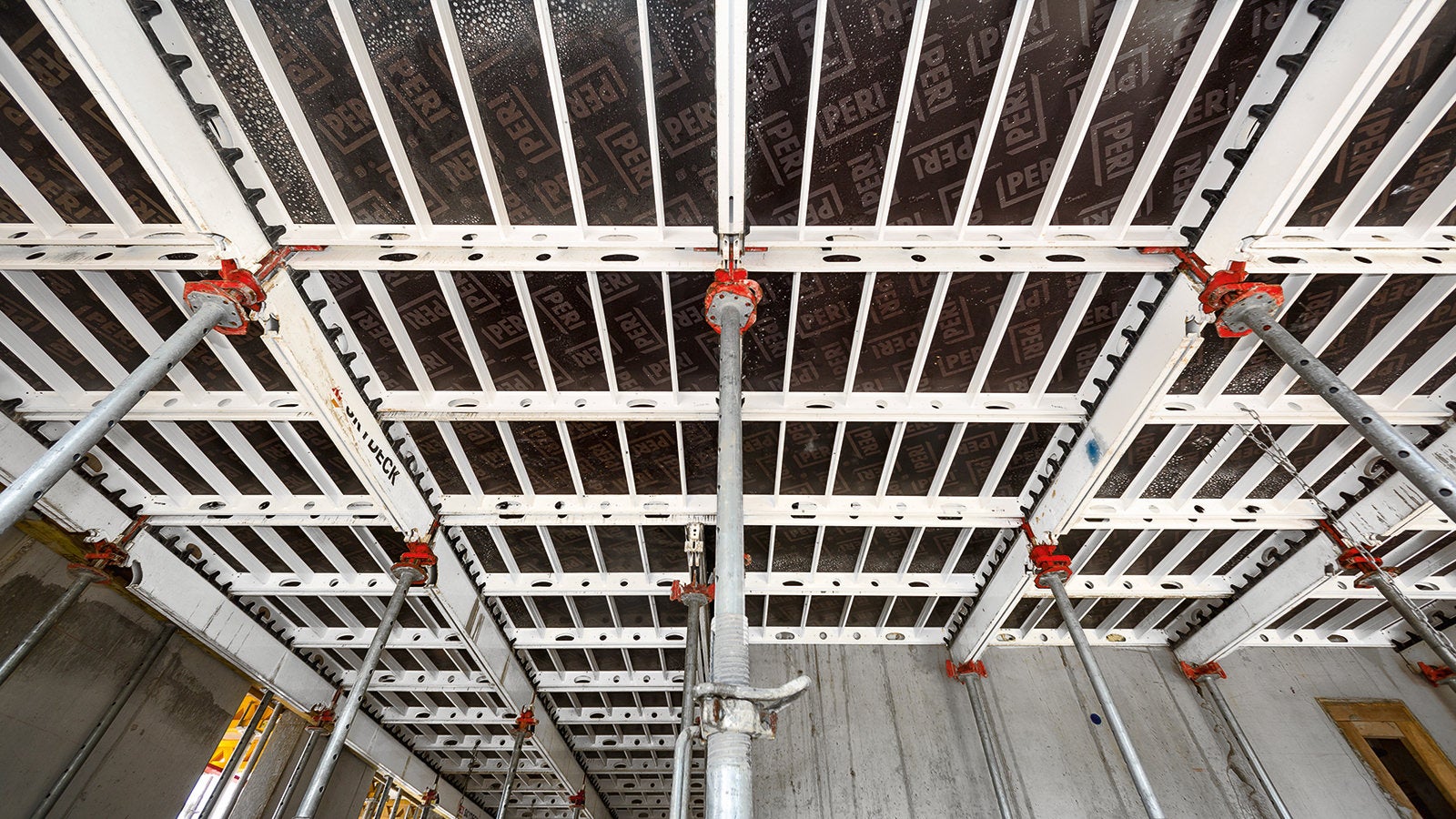 Mit der alu-leichten Paneel-Deckenschalung SKYDECK konnten alle Geschossdecken systematisch und einfach geschalt werden. Der Fallkopf erlaubte frühes Ausschalen, verkürzte die Taktzeiten und verringerte die Vorhaltemenge.