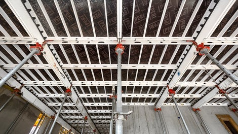 Mit der alu-leichten Paneel-Deckenschalung SKYDECK konnten alle Geschossdecken systematisch und einfach geschalt werden. Der Fallkopf erlaubte frühes Ausschalen, verkürzte die Taktzeiten und verringerte die Vorhaltemenge.