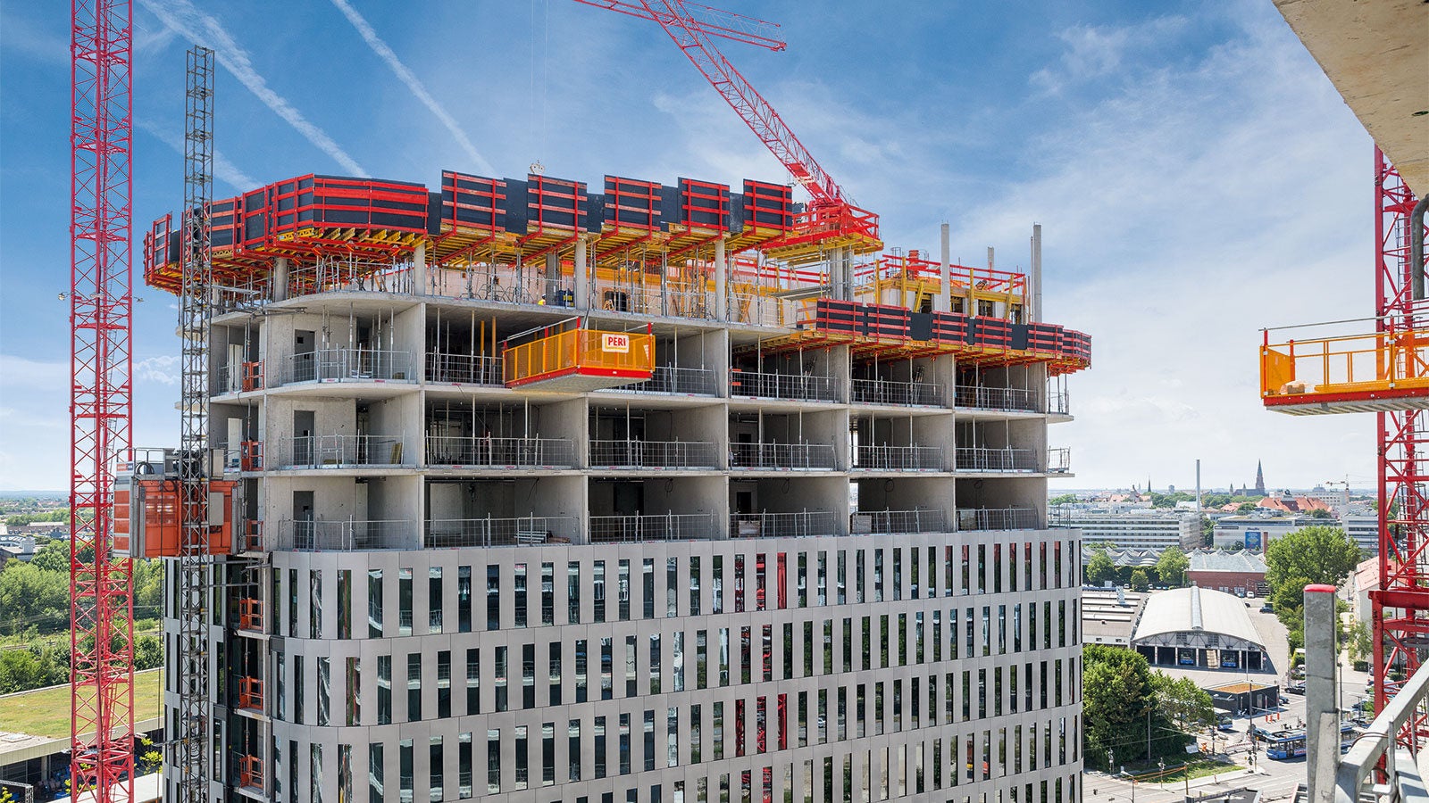 Projektspezifisch geplante und gefertigte Ecktische komplettierten die VARIODECK Deckentischlösung an den gerundeten Eckbereichen. Darunter dienten RCS MP Ausfahrbühnen als temporärer Lagerbereich für das Umsetzen von Lasten mit dem Kran.