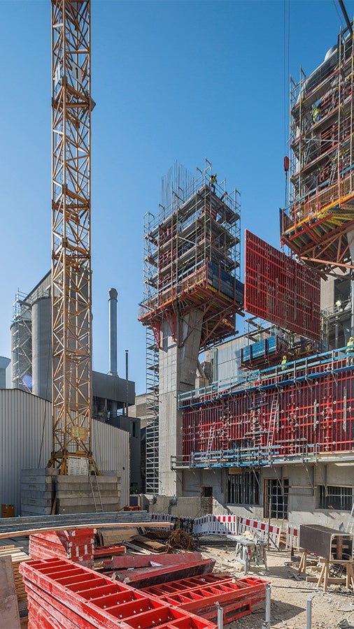 Aufgrund des äußerst engen Zeitfensters sind viele Bauteile zeitgleich in unterschiedlichen Ebenen herzustellen. Eine exakte Koordination aller Arbeitsschritte, die Bereitstellung großer Materialmengen in kurzer Zeit und das Arbeiten mit großflächigen Umsetzeinheiten erleichtert die termingerechte Durchführung der komplexen Bauaufgabe.