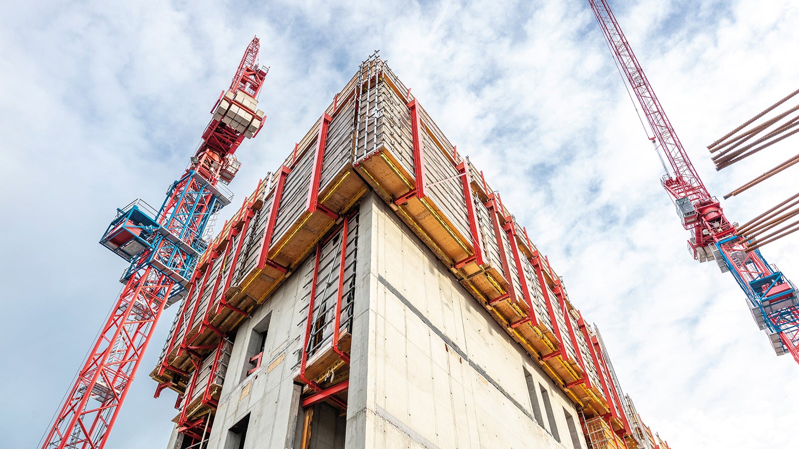 Der große, aber kleinteilig aufgeteilte Gebäudekern wurde mit Teilen des Selbstklettersystems ACS geschalt.