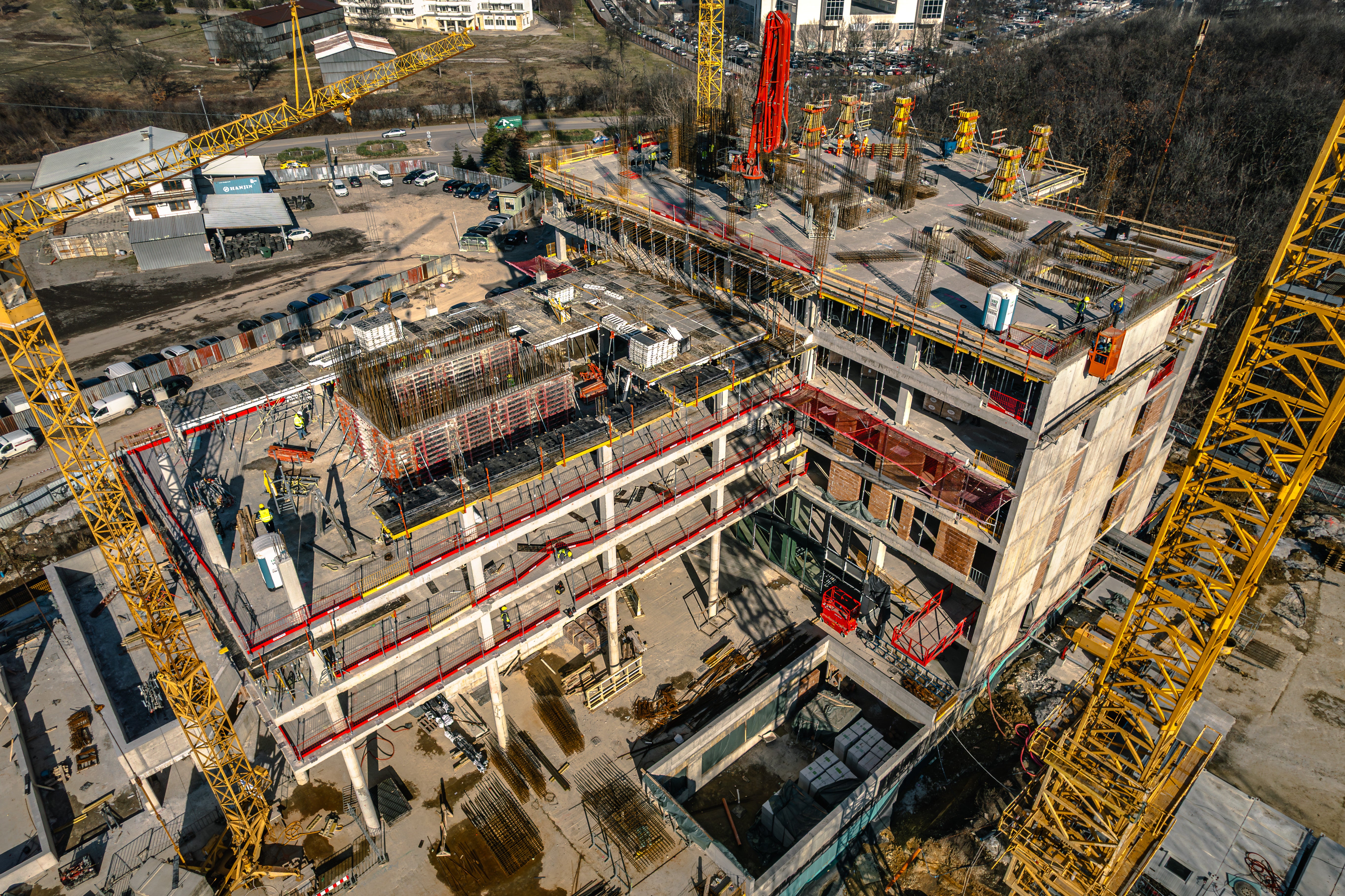 Общ изглед на строителната площадка с приложени различни PERI системи – кофраж за плочи SKYDECK, модулни маси, рамков кофраж TRIO и системи за безопасност PROKIT.