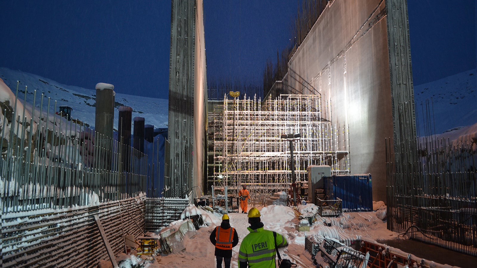 Väggar formas med stora element för att minimera antalet detaljer och tillbehör.