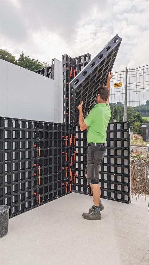 No DUO system component weighs more than 25 kg – as a result, DUO is truly a 1-man formwork system that needs no crane assistance. Recessed grips on the DUO Panels ensure easy and simple handling and also serve at the same time for attaching the connectors.