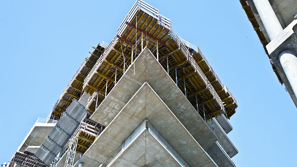 Lotto 1 - Dettaglio di tavoli MODUL di bordo nella realizzazione di un angolo dalla particolare geometria