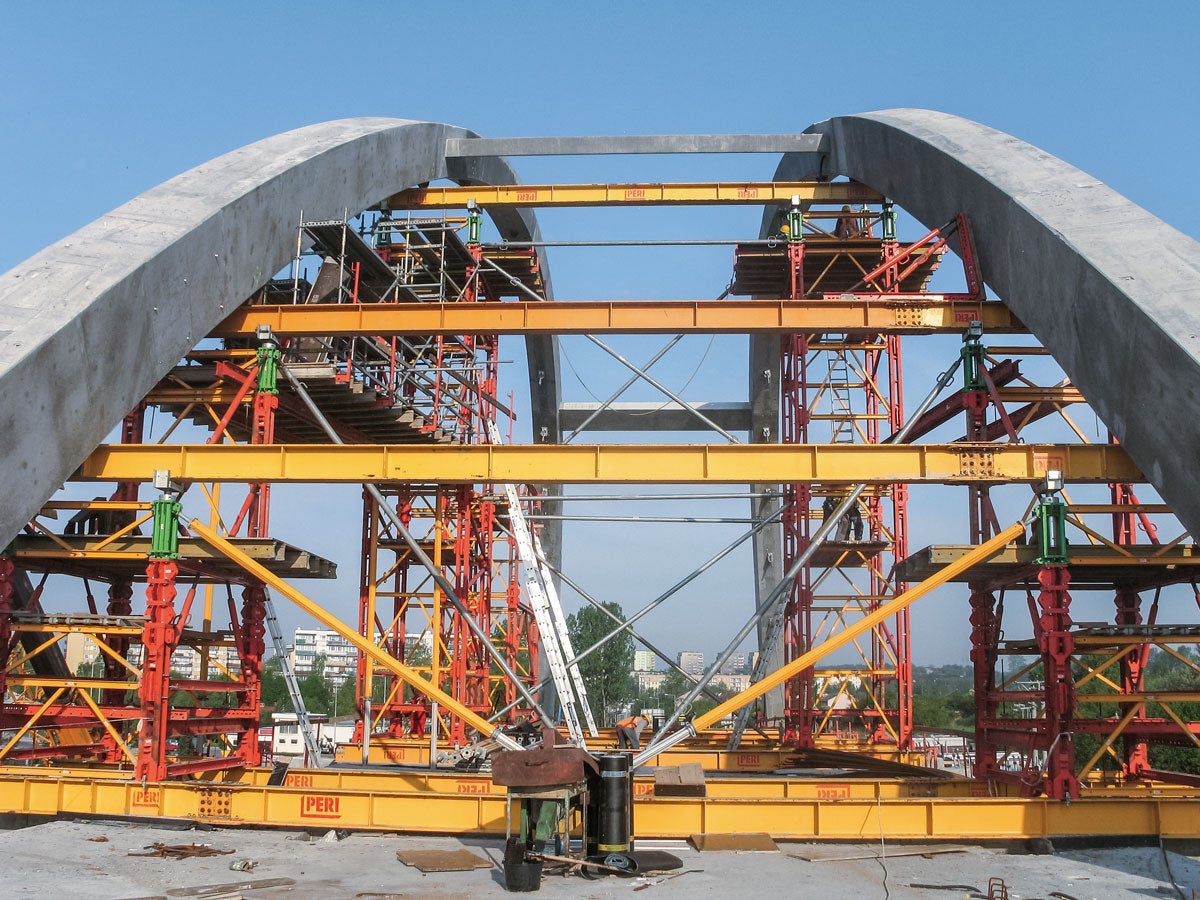 Podparcie łuku na etapie monolitycznego scalenia łuków. Konstrukcja wsporcza z wież VST oraz dźwigarów HD.