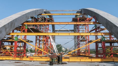 Podparcie łuku na etapie monolitycznego scalenia łuków. Konstrukcja wsporcza z wież VST oraz dźwigarów HD.
