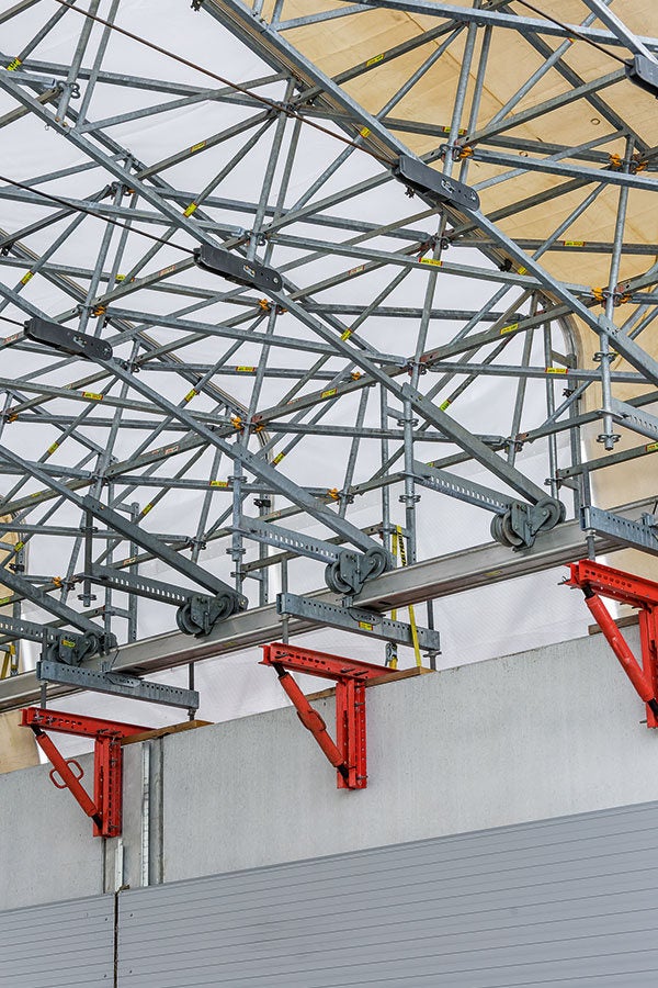Die mit Fahrwerksrollen ausgestatteten PERI UP Wetterschutzdächer ließen sich mit geringem Kraftaufwand per Hand in den jeweils nächsten Sanierungsabschnitt verfahren.