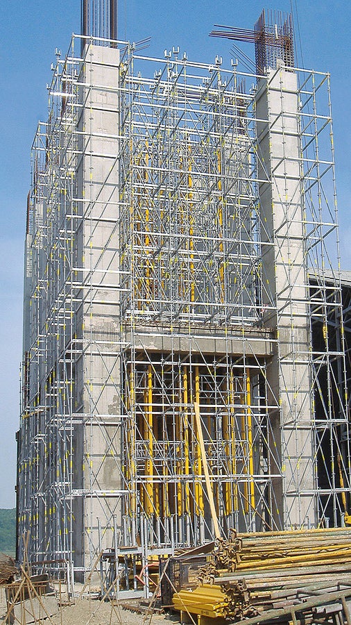 An ideal combination and perfectly adapted: PERI UP modular scaffold and the MULTIPROP system - the two modular load-bearing systems for high loads and for use at great heights.