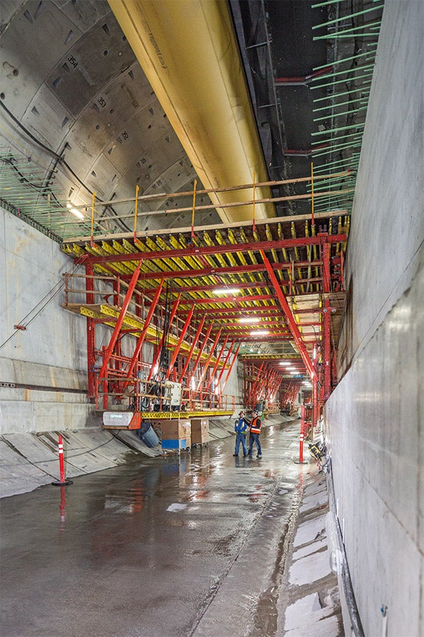 The slab was subsequently concreted by means of a total of six formwork carriages – constructed using the back-step construction method.