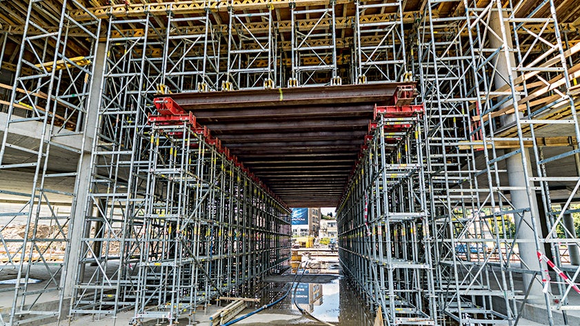 Průjezd byl navržen ze systému lešení PERI UP Rosett, podepření plochy bylo vytvořeno z věží ST 100 a v případě nedostatku prostoru z věží PERI UP Rosett.