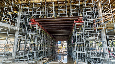 Průjezd byl navržen ze systému lešení PERI UP Rosett, podepření plochy bylo vytvořeno z věží ST 100 a v případě nedostatku prostoru z věží PERI UP Rosett.