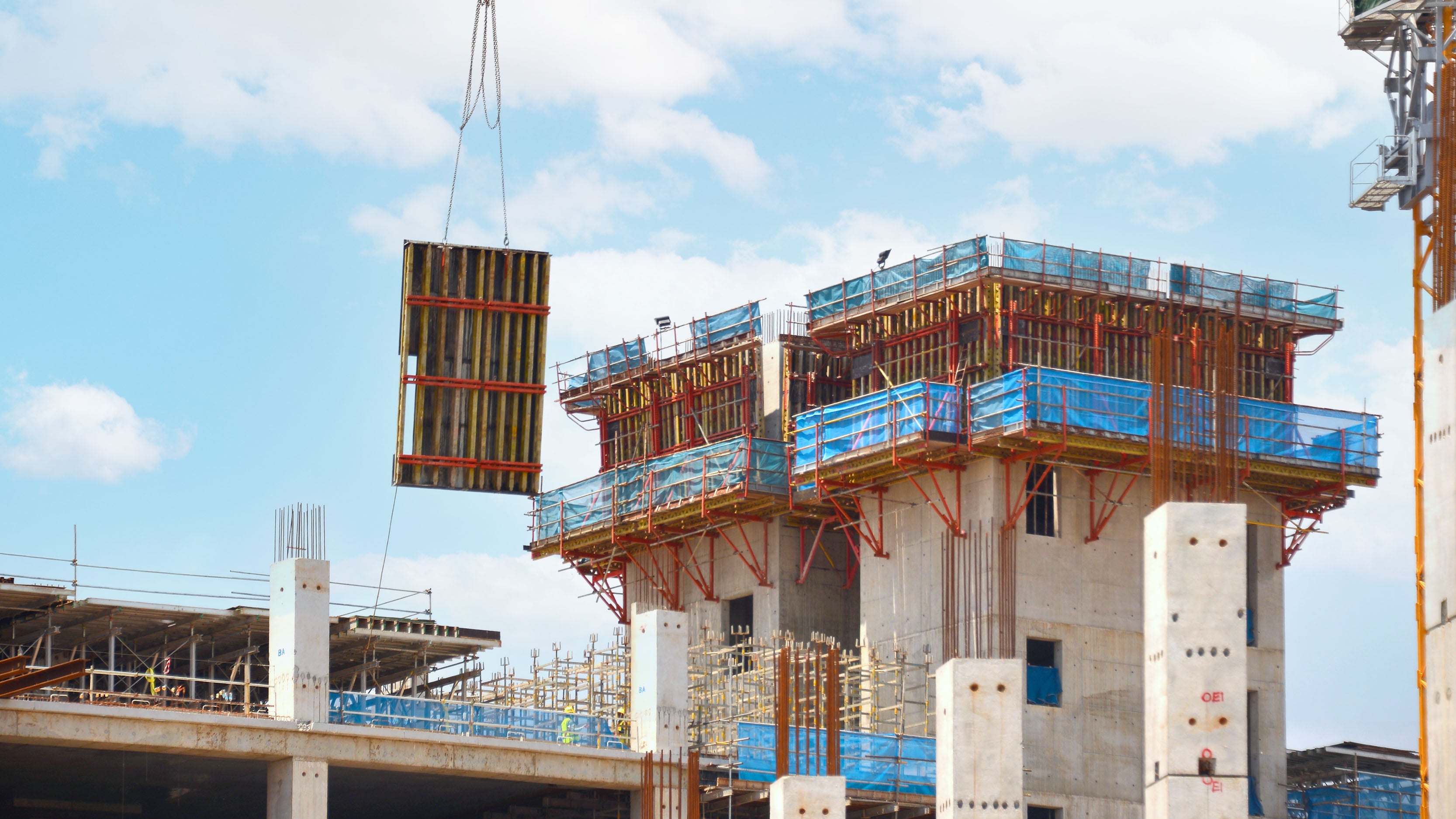 Formwork being crane-lifted 
